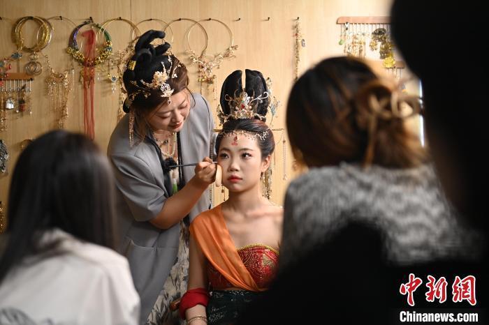 6月6日，在甘肅敦煌青年夜校課程中，青年學員學習敦煌美妝課程。李亞龍 攝　　