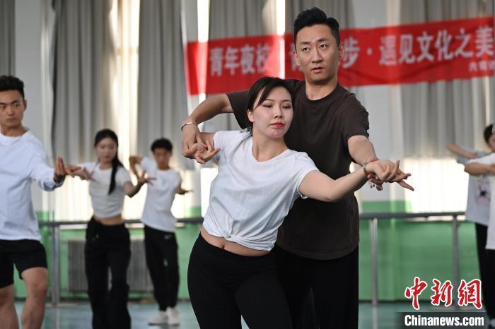 6月6日，在甘肅敦煌青年夜校課程中，學員學習敦煌舞課程。李亞龍 攝　　