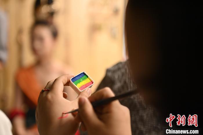 6月6日，在甘肅敦煌青年夜校課程中，青年學員學習敦煌美妝課程。李亞龍 攝　　