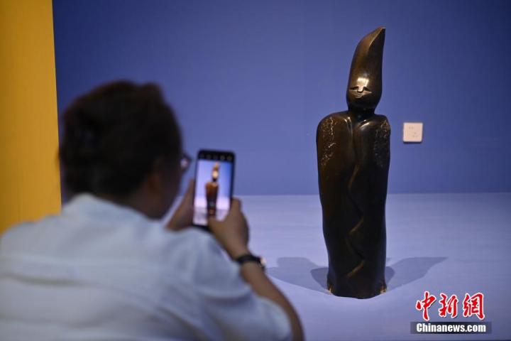 圖為游客拍攝蛇紋石作品《貴婦人》。中新社記者 李亞龍 攝