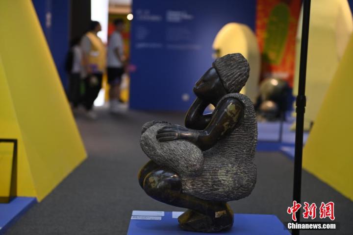 圖為游客參觀藝術展。中新社記者 李亞龍 攝</p>
<p>