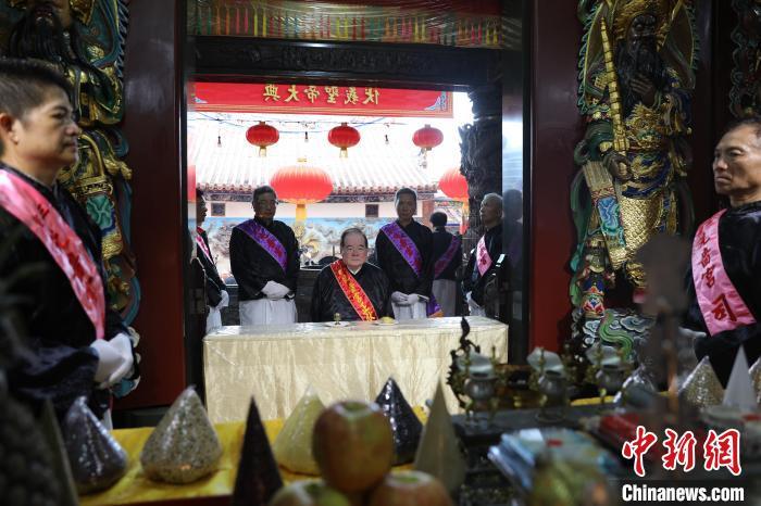 6月21日，“2024(甲辰年)兩岸共祭人文始祖伏羲典禮”在臺灣新北舉行。擔(dān)任主祭官的先嗇宮董事長、中國國民黨前秘書長李乾龍(中)出席典禮并擔(dān)任主祭官。中新社記者 張曉曦 攝