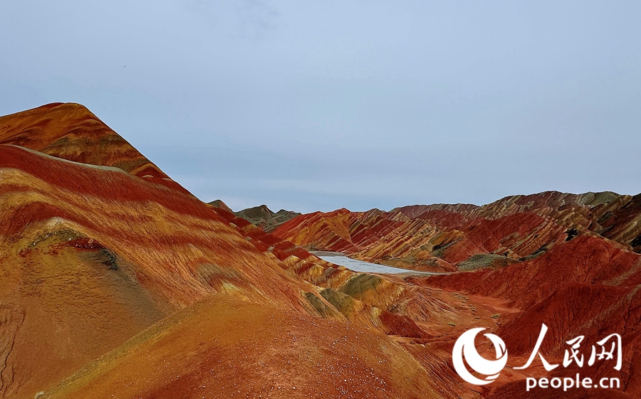 雨后的七彩丹霞，顏色格外艷麗。人民網(wǎng)記者 徐冬兒攝