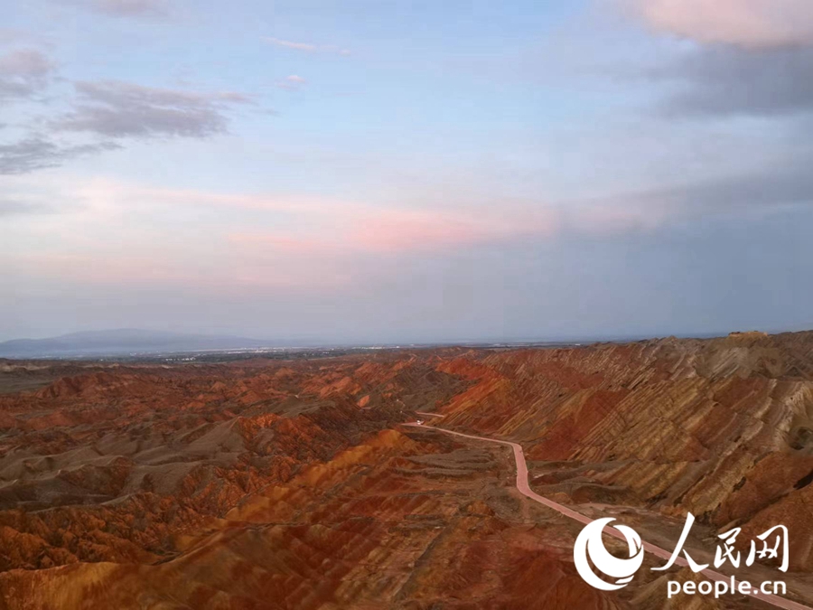 日落時分，余暉與丹霞交相輝映。人民網(wǎng)記者 唐嘉藝攝