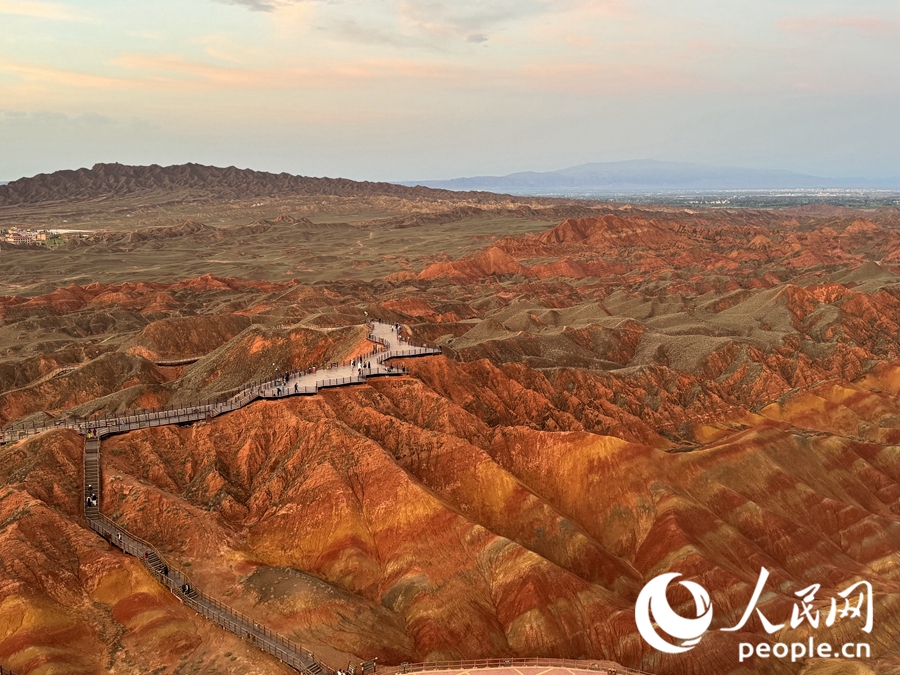 日落時分，余暉與丹霞交相輝映。人民網(wǎng)記者 徐冬兒攝