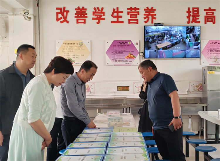 市紀(jì)委監(jiān)委扎實(shí)推動(dòng)開展群眾身邊腐敗和作風(fēng)問題集中整治工作，圖為市紀(jì)委監(jiān)委派駐市教育局紀(jì)檢監(jiān)察組在白銀區(qū)開展“中小學(xué)校園食品安全和膳食經(jīng)費(fèi)管理”集中整治工作開展情況督查.jpg