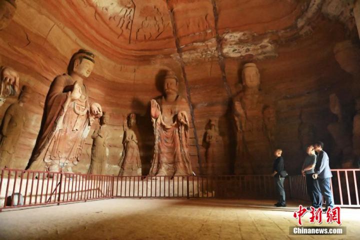 7月15日，游人參觀甘肅省平?jīng)鍪袥艽h百里石窟長廊中的南石窟寺1號窟。百里石窟長廊位于涇川縣境內(nèi)，由512個石窟、5眼窟中石井組成，現(xiàn)存王母宮石窟、鳳凰山石窟、南石窟寺、丈八寺石窟、羅漢洞石窟、太山寺石窟等規(guī)模較大的石窟群，還有數(shù)量眾多的小石窟群。南石窟寺開鑿于北魏永平三年，其中1號窟屬于大型七佛窟，七佛高達6米。中新社記者 李亞龍 攝