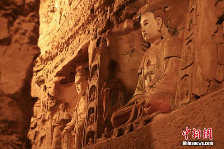 7月15日，甘肅省平?jīng)鍪袥艽h百里石窟長廊中的王母宮石窟造像。百里石窟長廊位于涇川縣境內(nèi)，由512個石窟、5眼窟中石井組成，現(xiàn)存王母宮石窟、鳳凰山石窟、南石窟寺、丈八寺石窟、羅漢洞石窟、太山寺石窟等規(guī)模較大的石窟群，還有數(shù)量眾多的小石窟群。王母宮石窟又名千佛洞，該窟設(shè)計宏大，造像生動，窟內(nèi)擁有造像數(shù)百尊，是較為珍貴的佛教文化歷史遺存。中新社記者 李亞龍 攝</p>
<p>