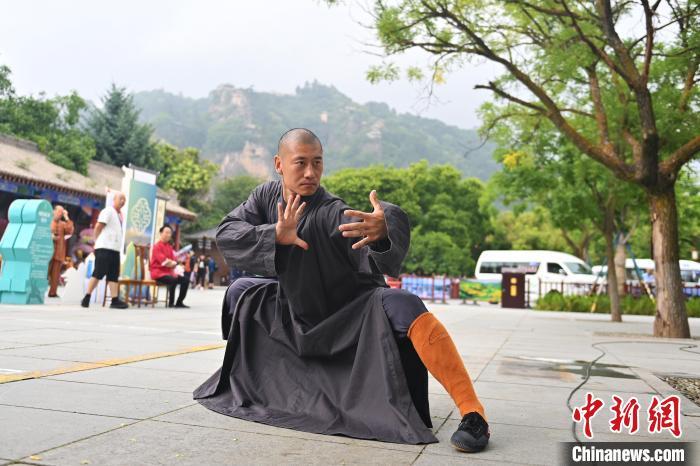 7月14日，甘肅省平?jīng)鍪嗅轻忌骄皡^(qū)內，嵩山少林弟子展示武藝。7月13日至14日，“2024年北京體育大學第十五屆國際武術比賽交流大會暨首屆崆峒山國際武術大會”舉行，大會也在崆峒山景區(qū)進行問道崆峒、武術高級研修班、崆峒拜師等系列活動。中新社記者 李亞龍 攝</p>
<p>