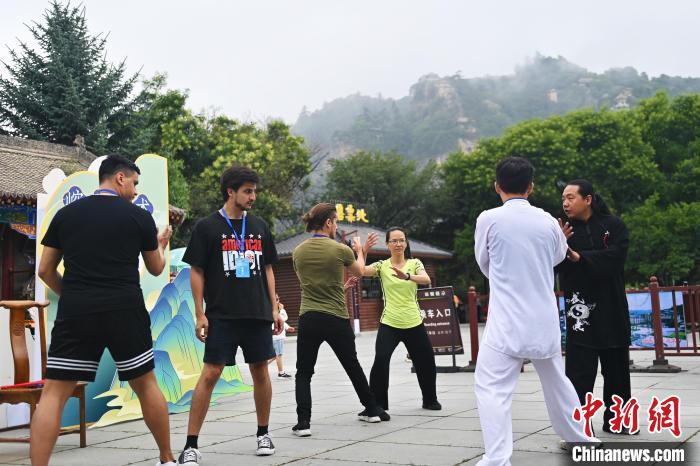 7月14日，甘肅省平?jīng)鍪嗅轻忌骄皡^(qū)內，外籍武術愛好者學習崆峒派武術。7月13日至14日，“2024年北京體育大學第十五屆國際武術比賽交流大會暨首屆崆峒山國際武術大會”舉行，大會也在崆峒山景區(qū)進行問道崆峒、武術高級研修班、崆峒拜師等系列活動。中新社記者 李亞龍 攝</p>
<p>