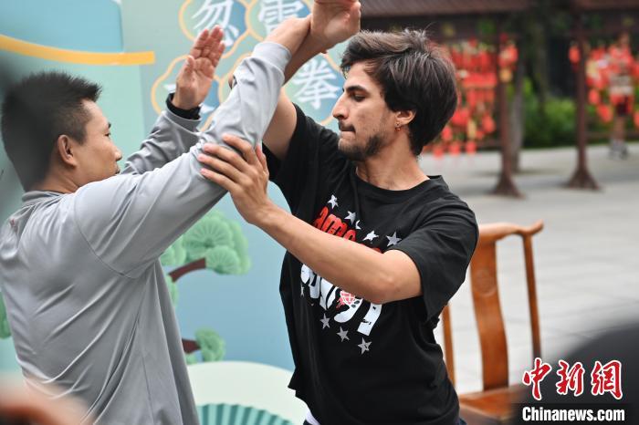 7月14日，甘肅省平?jīng)鍪嗅轻忌骄皡^(qū)內，外籍武術愛好者(右)進行忽雷太極拳切磋。7月13日至14日，“2024年北京體育大學第十五屆國際武術比賽交流大會暨首屆崆峒山國際武術大會”舉行，大會也在崆峒山景區(qū)進行問道崆峒、武術高級研修班、崆峒拜師等系列活動。中新社記者 李亞龍 攝</p>
<p>