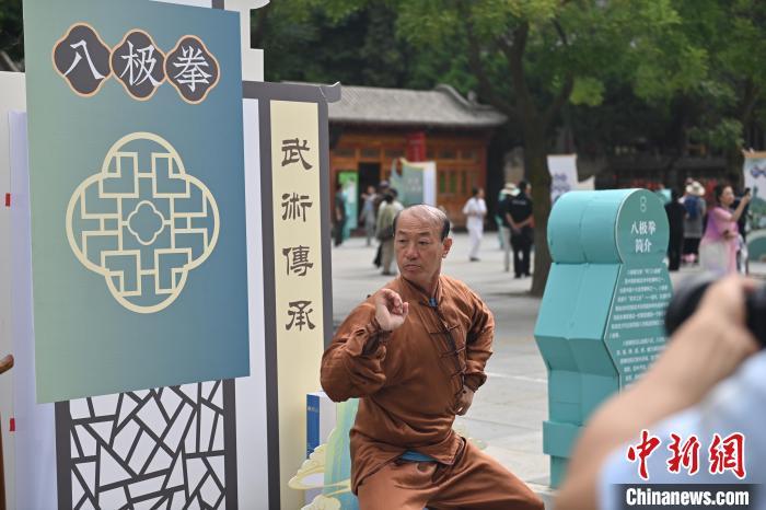 7月14日，甘肅省平?jīng)鍪嗅轻忌骄皡^(qū)內，八極拳傳承人展示八極拳。7月13日至14日，“2024年北京體育大學第十五屆國際武術比賽交流大會暨首屆崆峒山國際武術大會”舉行，大會也在崆峒山景區(qū)進行問道崆峒、武術高級研修班、崆峒拜師等系列活動。中新社記者 李亞龍 攝</p>
<p>