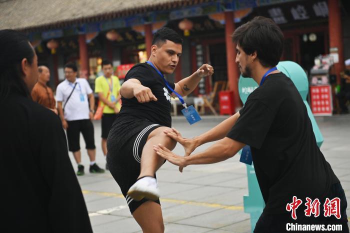 7月14日，甘肅省平?jīng)鍪嗅轻忌骄皡^(qū)內，外籍武術愛好者切磋武藝。7月13日至14日，“2024年北京體育大學第十五屆國際武術比賽交流大會暨首屆崆峒山國際武術大會”舉行，大會也在崆峒山景區(qū)進行問道崆峒、武術高級研修班、崆峒拜師等系列活動。中新社記者 李亞龍 攝