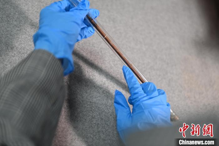 2024年5月7日，拍攝的甘肅省博物館館藏國(guó)寶級(jí)文物“白馬作”毛筆。李亞龍　攝