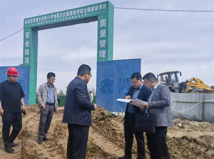 州紀(jì)委監(jiān)委督查組在臨夏縣營(yíng)灘鄉(xiāng)龍臥小學(xué)災(zāi)后重建教學(xué)綜合樓建設(shè)項(xiàng)目施工現(xiàn)場(chǎng)開展督導(dǎo)檢查。.jpg