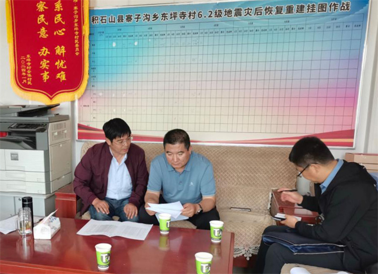 州縣紀(jì)委監(jiān)委機(jī)關(guān)聯(lián)合督查組對(duì)下沉干部 、駐村干部 、包村組長(zhǎng)、村干部 “四級(jí)”干部履職到崗情況，以及工作日志和民情臺(tái)賬、訴求臺(tái)賬進(jìn)行日常監(jiān)督檢查，壓實(shí)工作責(zé)任。.jpg