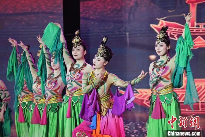 7月19日晚，第五屆黃河之濱文藝展演在蘭州體育文化廣場(chǎng)開幕。圖為開幕式演出敦煌舞蹈。張曦予 攝