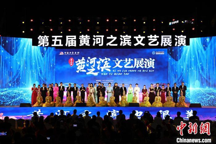 7月19日晚，第五屆黃河之濱文藝展演在蘭州體育文化廣場(chǎng)開幕。張曦予 攝