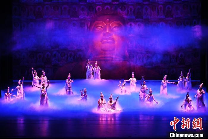 7月18日晚，中國經(jīng)典舞劇《絲路花雨》在甘肅蘭州黃河劇院進(jìn)行演出。中國經(jīng)典舞劇《絲路花雨》迎來45周年，7月17日-8月4日在蘭州開啟為期多天的駐場演出。該舞劇取材于敦煌莫高窟壁畫，集中國霓裳羽衣舞、敦煌舞、印度舞、黑巾舞、波斯馬鈴舞等于一身，自1979年演出至今，該劇先后在40多個國家和地區(qū)演出近4000場，觀眾550多萬人次。中新社記者 李亞龍 攝</p>
<p>
