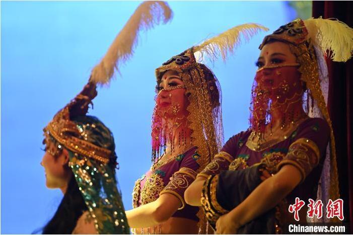 7月18日晚，中國經(jīng)典舞劇《絲路花雨》在甘肅蘭州黃河劇院進(jìn)行演出。中國經(jīng)典舞劇《絲路花雨》迎來45周年，7月17日-8月4日在蘭州開啟為期多天的駐場演出。該舞劇取材于敦煌莫高窟壁畫，集中國霓裳羽衣舞、敦煌舞、印度舞、黑巾舞、波斯馬鈴舞等于一身，自1979年演出至今，該劇先后在40多個國家和地區(qū)演出近4000場，觀眾550多萬人次。中新社記者 李亞龍 攝</p>
<p>