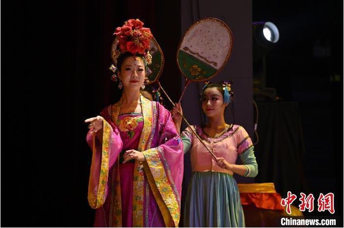 7月18日晚，中國經(jīng)典舞劇《絲路花雨》在甘肅蘭州黃河劇院進(jìn)行演出。中國經(jīng)典舞劇《絲路花雨》迎來45周年，7月17日-8月4日在蘭州開啟為期多天的駐場演出。該舞劇取材于敦煌莫高窟壁畫，集中國霓裳羽衣舞、敦煌舞、印度舞、黑巾舞、波斯馬鈴舞等于一身，自1979年演出至今，該劇先后在40多個國家和地區(qū)演出近4000場，觀眾550多萬人次。中新社記者 李亞龍 攝</p>
<p>