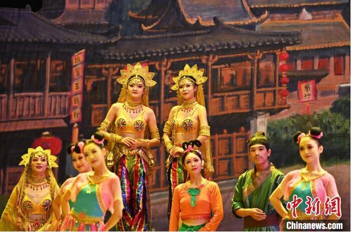 7月18日晚，中國經(jīng)典舞劇《絲路花雨》在甘肅蘭州黃河劇院進(jìn)行演出。中國經(jīng)典舞劇《絲路花雨》迎來45周年，7月17日-8月4日在蘭州開啟為期多天的駐場演出。該舞劇取材于敦煌莫高窟壁畫，集中國霓裳羽衣舞、敦煌舞、印度舞、黑巾舞、波斯馬鈴舞等于一身，自1979年演出至今，該劇先后在40多個國家和地區(qū)演出近4000場，觀眾550多萬人次。中新社記者 李亞龍 攝</p>
<p>