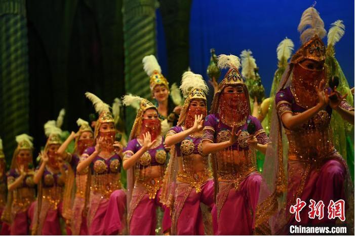 7月18日晚，中國經(jīng)典舞劇《絲路花雨》在甘肅蘭州黃河劇院進(jìn)行演出。中國經(jīng)典舞劇《絲路花雨》迎來45周年，7月17日-8月4日在蘭州開啟為期多天的駐場演出。該舞劇取材于敦煌莫高窟壁畫，集中國霓裳羽衣舞、敦煌舞、印度舞、黑巾舞、波斯馬鈴舞等于一身，自1979年演出至今，該劇先后在40多個國家和地區(qū)演出近4000場，觀眾550多萬人次。中新社記者 李亞龍 攝</p>
<p>