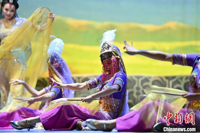 7月18日晚，中國經(jīng)典舞劇《絲路花雨》在甘肅蘭州黃河劇院進(jìn)行演出。中國經(jīng)典舞劇《絲路花雨》迎來45周年，7月17日-8月4日在蘭州開啟為期多天的駐場演出。該舞劇取材于敦煌莫高窟壁畫，集中國霓裳羽衣舞、敦煌舞、印度舞、黑巾舞、波斯馬鈴舞等于一身，自1979年演出至今，該劇先后在40多個國家和地區(qū)演出近4000場，觀眾550多萬人次。中新社記者 李亞龍 攝</p>
<p>