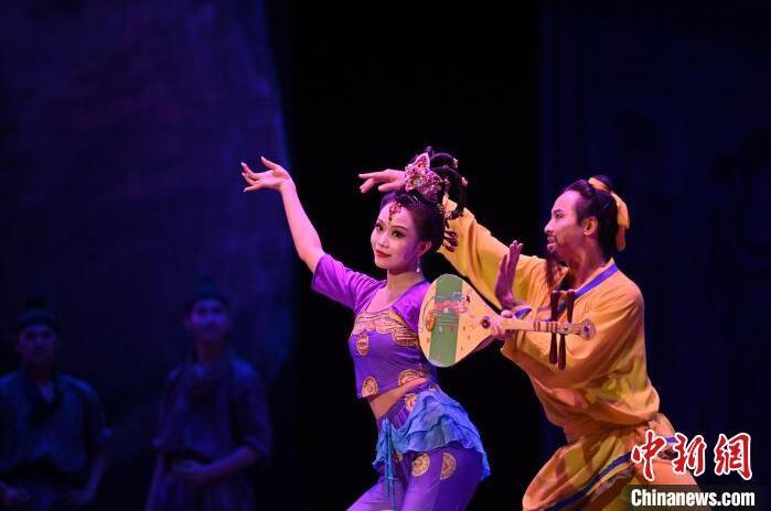 7月18日晚，中國經(jīng)典舞劇《絲路花雨》在甘肅蘭州黃河劇院進(jìn)行演出。中國經(jīng)典舞劇《絲路花雨》迎來45周年，7月17日-8月4日在蘭州開啟為期多天的駐場演出。該舞劇取材于敦煌莫高窟壁畫，集中國霓裳羽衣舞、敦煌舞、印度舞、黑巾舞、波斯馬鈴舞等于一身，自1979年演出至今，該劇先后在40多個國家和地區(qū)演出近4000場，觀眾550多萬人次。中新社記者 李亞龍 攝</p>
<p>