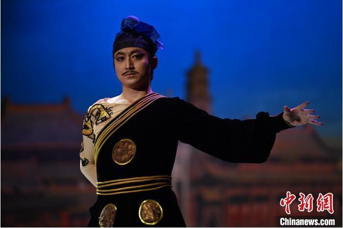 7月18日晚，中國經(jīng)典舞劇《絲路花雨》在甘肅蘭州黃河劇院進(jìn)行演出。中國經(jīng)典舞劇《絲路花雨》迎來45周年，7月17日-8月4日在蘭州開啟為期多天的駐場演出。該舞劇取材于敦煌莫高窟壁畫，集中國霓裳羽衣舞、敦煌舞、印度舞、黑巾舞、波斯馬鈴舞等于一身，自1979年演出至今，該劇先后在40多個國家和地區(qū)演出近4000場，觀眾550多萬人次。中新社記者 李亞龍 攝