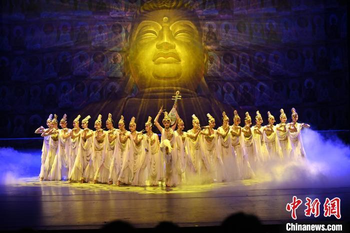7月18日晚，中國經(jīng)典舞劇《絲路花雨》在甘肅蘭州黃河劇院演出。李亞龍 攝