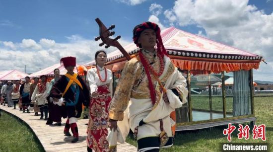 2024年6月，甘肅甘南藏族自治州上演藏服時(shí)裝秀。(資料圖)高瑩 攝