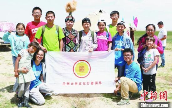 圖為蘭州大學(xué)文化行者團(tuán)隊(duì)走進(jìn)民族社區(qū)。(資料圖)蘭州大學(xué)供圖