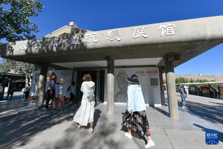7月22日，游客排隊(duì)進(jìn)入“尋境敦煌——數(shù)字敦煌沉浸展”場(chǎng)館。新華社記者 郎兵兵 攝</p>
<p>