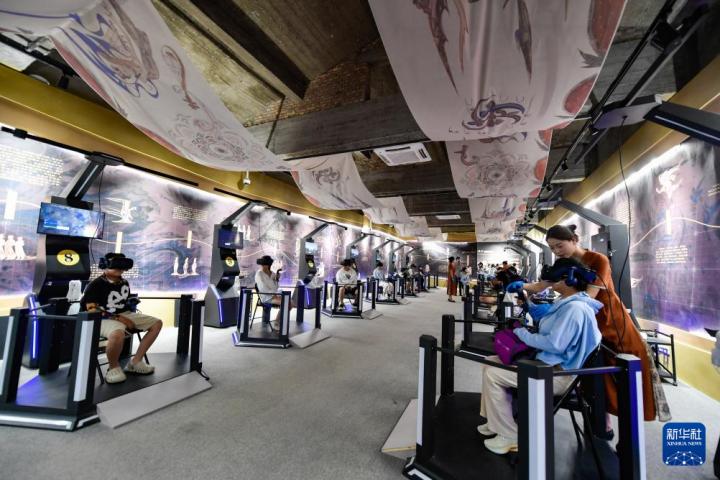 7月22日，游客線下體驗(yàn)“尋境敦煌——數(shù)字敦煌沉浸展”。新華社記者 郎兵兵 攝</p>
<p>