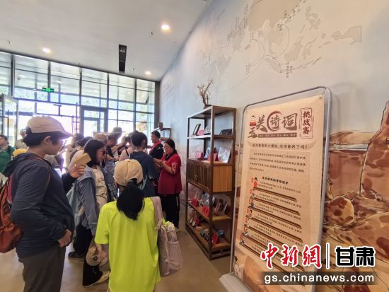 近日，玉門(mén)關(guān)遺址景區(qū)開(kāi)啟了一場(chǎng)精彩紛呈的玉關(guān)詩(shī)詞挑戰(zhàn)賽，吸引眾多游人參與其中。玉門(mén)關(guān)遺址景區(qū)供圖