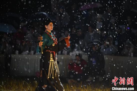 圖為2024年8月6日晚大賽現(xiàn)場(chǎng)模特進(jìn)行比賽。李亞龍 攝