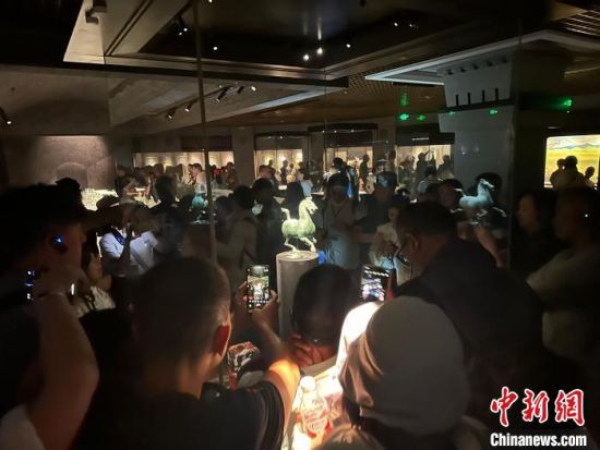 8月17日至23日，“濃濃民族情 兩岸一家親”臺灣同胞參訪團甘肅行交流活動在甘肅展開。圖為臺胞參觀甘肅省博物館。中新社記者 閆姣 攝