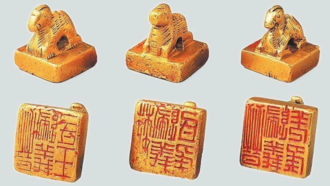 從左至右依次為“晉歸義羌侯”金印、“晉歸義氐王”金印、“魏歸義氐侯”金印