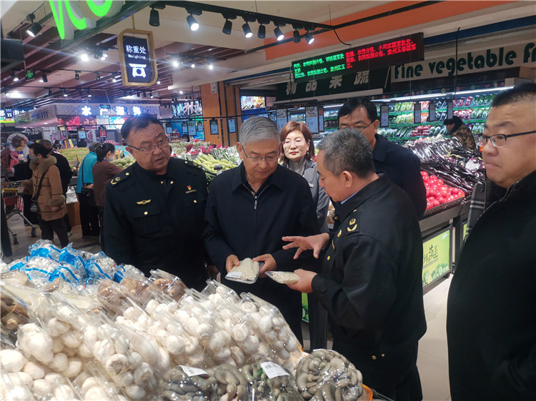 圖為市委常委、市紀(jì)委書記、市監(jiān)委主任張學(xué)勇調(diào)研食品安全責(zé)任包保企業(yè)西部天地商貿(mào)有限責(zé)任公司.jpg