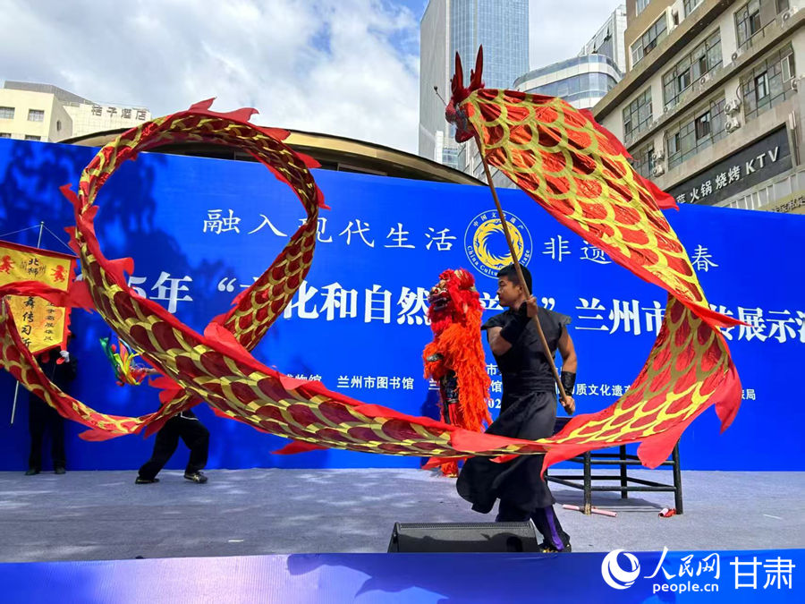 柴宗峰在2025年“文化和自然遺產(chǎn)日”蘭州市非遺宣傳展示活動(dòng)中表演舞獅。人民網(wǎng)記者 焦隆攝