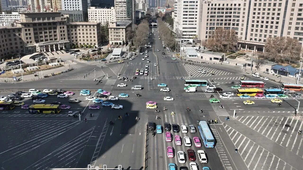 這里的交警N多操作，主打一個(gè)“暢通無阻”