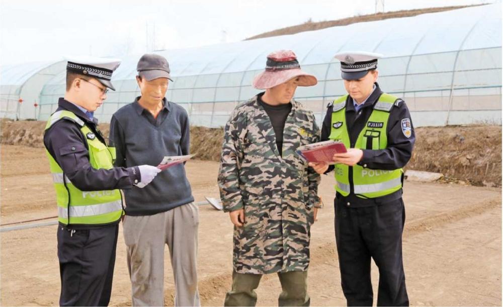 定西安定民輔警走進(jìn)田間地頭面對面講安全